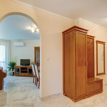 Three-bedroom In 아파트