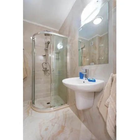 Three-bedroom In نيسيبار