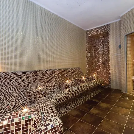 Three-bedroom In شقة *
